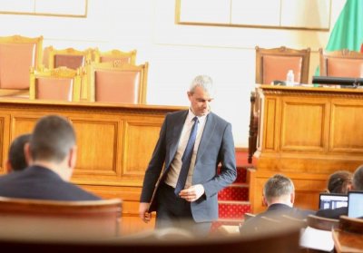 Костадинов към депутатите: Не живеете като 50% от хората със 700 лева 