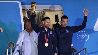 Националният отбор по футбол на Аржентина се прибра в родината