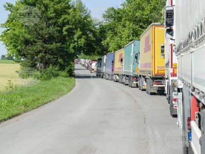 Колона от тежкотоварни автомобили затруднява трафика от генералтошевското село Кардам