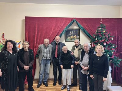 Традиция: Минеков отиде при ветерани на културата предколедно