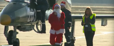 Дни преди Рождество Христово Дядо Коледа кацна със самолет на