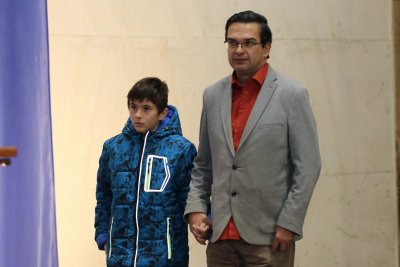 Сашко от Перник пристигна с баща си за награждаването на спасителите си (СНИМКИ)