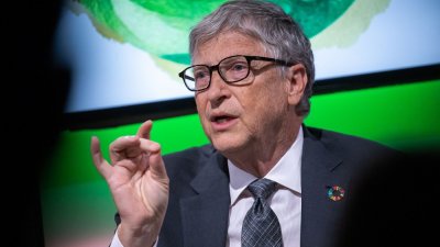 Бил Гейтс разкритикува във вторник своя колега технологичен предприемач Илон