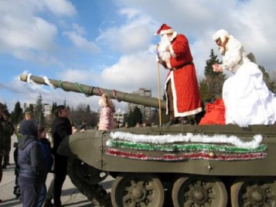 Дядо Коледа дойде в Сливен с танк