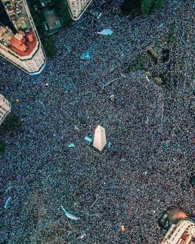 Националите на Аржентина обикалят столицата Буенос Айрес в празничен парад