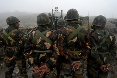 Индия струпва войски по границата с Китай