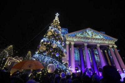Светлините на коледното дърво на София пред Народния театър Иван