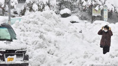 Силен снеговалеж взе жертви в Япония