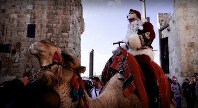 Дядо Коледа яхна камила в Йерусалим