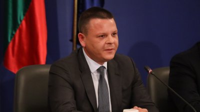 Транспорният министър: „Лукойл“ е превел авансов данък за 90 млн. лева