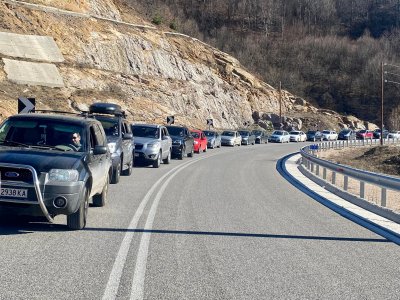 Гигантски опашки за влизане в България се извиха при граничните