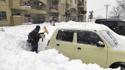 Обилен сняг в големи части на Япония уби 17 души