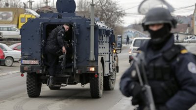Косово затвори най големия си граничен пункт след като протестиращи го