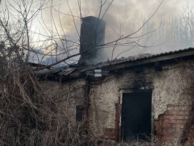 Пожар избухна в стара постройка в благоевградското село Покровник Огънят