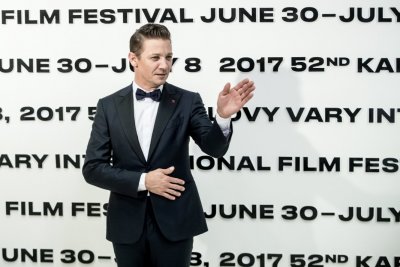 Американският актьор Джеръми Ренър е претърпял операция но остава в