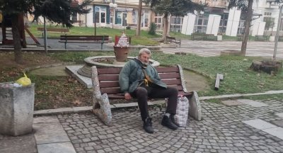63 годишен мъж който от седмица спи на открито по пейките