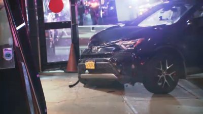 Автомобил се вряза в ресторант в Ню Йорк
