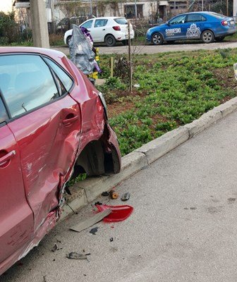 Младеж без книжка потроши две коли и гаражна врата в Лясковец, избяга