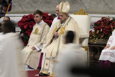 Папа Франциск се помоли за приемането на предшественика си в рая