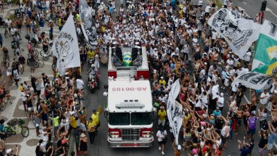 Повече от 230 000 души включително президентът на Бразилия Луис