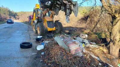 15 тона отпадъци изхвърлени в горските територии събраха вчера служители