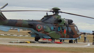 Военен вертолет Кугър оглежда мястото в Пирин където бяха намерени