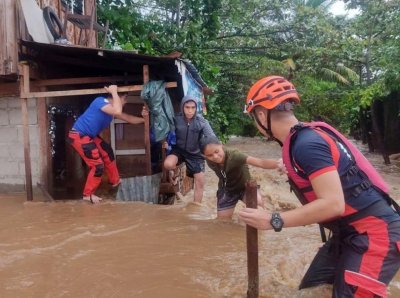 Най малко 44 души загинаха  а 28 все още са в неизвестност заради наводненията