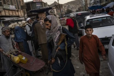 ТЕРОРИСТИ: Генерал и снайперист от Афганистан спипани в мигрантска група