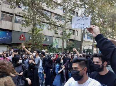 Иран осъди на смърт още двама протестъри