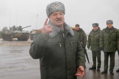 Беларуският президент Александър Лукашенко посети днес военна база където са
