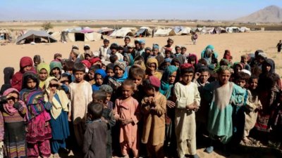 Стотици афганистански мигранти сред които жени и деца бяха освободени