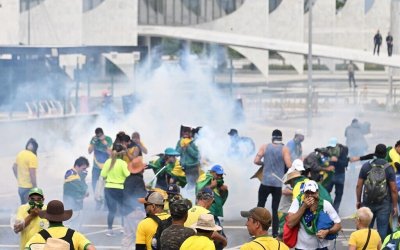 Бразилската полиция използва днес сълзотворен газ в опит да отблъсне