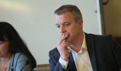 Лидерът на БСП Корнелия Нинова поиска Сметната палата да направи