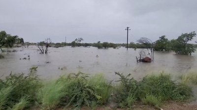 Наводнения заляха домове и пътища в Западна Австралия