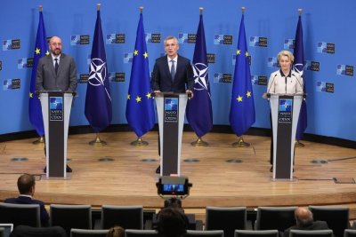 Европейският съюз и НАТО подписаха стратегическо споразумение за задълбочаване на