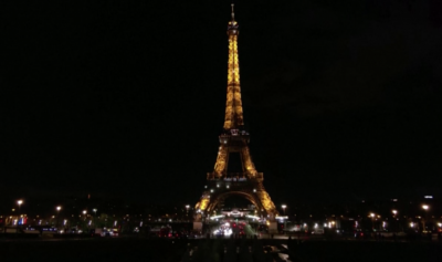 На Айфеловата кула в Париж тази вечер се появиха светлинни