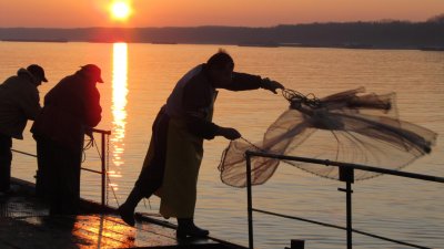 Риболовци от Велико Търново протестираха срещу изграждането фотоволтаични плаващи централи