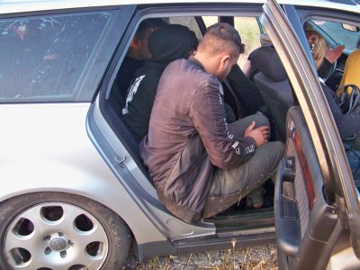 Задържаха мъж и жена след гонка по "Тракия", в колата им - трима палестинци