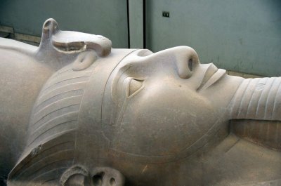 Трима опитаха да откраднат 10-тонна статуя на Рамзес II