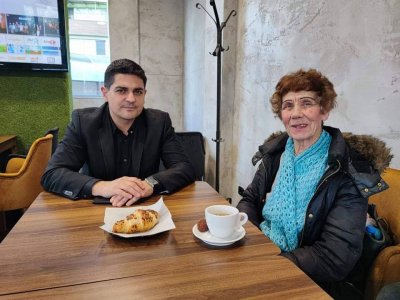 Баба Розка съветва Радостин Василев на кафе