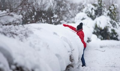 Обилните снеговалежи в източната турска провинция Елязъг блокираха движението по