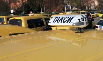 Таксиметров шофьор загина на място след челен удар в София