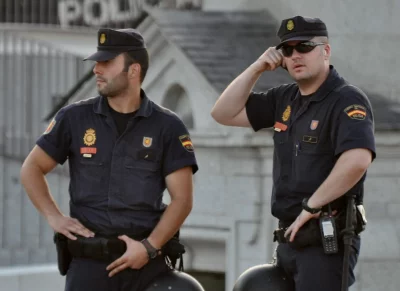 Испанската полиция разбила банда управлявала три незаконни тютюневи фабрики в