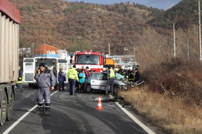 Тежка катастрофа между товарен и лек автомобил затвори Е 79 след Благоевград има един тежко