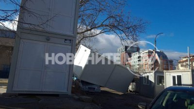 Бурята в София преобърна фургон пред Пирогов в сряда сутринта