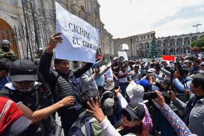 Сблъсъци между демонстранти и полиция в перуанската столица Лима Пожарникари