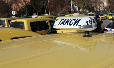 Водач на такси загина а пътничка е леко пострадала при