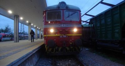 Вятърът спря влаковете в София