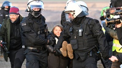 Екоактивистката Грета Тунберг е сред арестуваните по време на протеста
