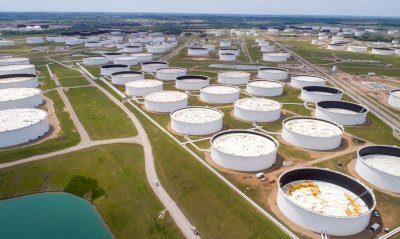 Петролът поевтинява след рязко нарастване на складовите запаси в САЩ